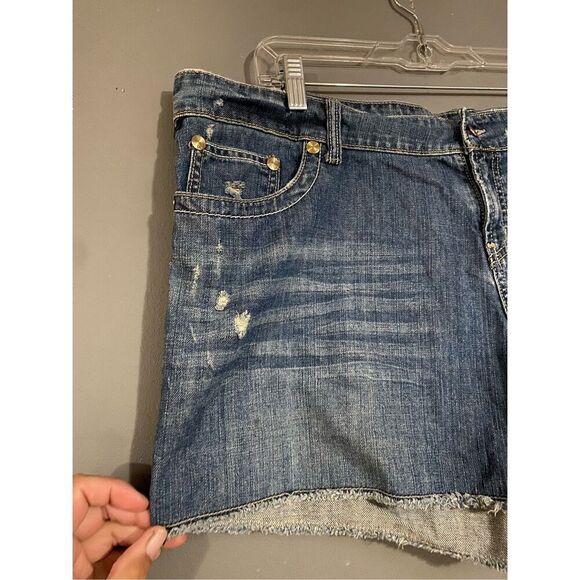 Vanity Light Wash Distressed Denim Jean Shorts Size 34 - Picture 3 of 5